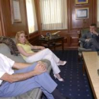 El alcalde, Francisco Fernández, se reunió ayer con los representantes vecinales