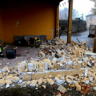 Estado de demolición esta mañana de la barra de bar ilegal en la fachada del consistorio de Salas. L. DE LA MATA
