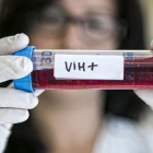 Una investigadora de la Facultad de Medicina del Hospital Germans Trias i Pujol, en Badalona, inspecciona una muestra con VIH.