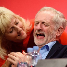 El líder del partido Laborista, Jeremy Corbyn, bromea con una miembro de la formación durante el congreso en Brighton.