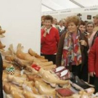 Las madreñas artesanas son uno de los atractivos del mercado tradicional de Páramo del Sil.