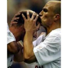 Cambiasso besa la calva de Zidane, tras marcar el gol al Villarreal