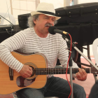 El cantautor Carlos Attadía actuó en la Feria del Libro. L. DE LA MATA