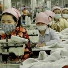 Trabajadoras camboyanas de Phom Penh en una gran fábrica textil asiática