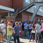 Los trabajadores de Antibióticos volvieron a concentrarse ante la fábrica ayer.