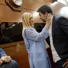 Cristina Cifuentes (PP) da el pésame a Ramón Espinar (Podemos) por el fallecimiento de su abuela, en el pleno de moción de censura en la Asamblea de Madrid.