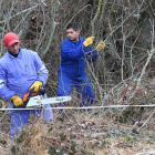 Dos internos del CIS, el último día de trabajo en Riello, desbrozando el camino.