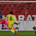 - Youssef En-Nesyri (d) del Sevilla, marca el segundo gol ante Raúl Albiol y Sergio Asenjo. JULIO MUÑOZ