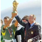 Cafú, a la izquierda, levanta la Copa del mundo junto a Scolari