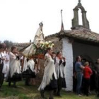 Las mozas de la Virgen durante una de las vueltas a la ermita