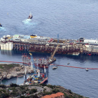 Expertos trabajando en las operaciones de reflotación del ‘Costa Concordia’.