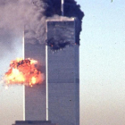 Un avión de pasajeros hace impacto en una de las torres del World Trade Center.