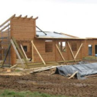 Las cabañas del aula de la naturaleza, en plena construcción.