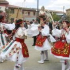 Los danzantes en un momento de la ejecución de sus bailes de paloteo