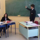 El profesor explica a tres alumnos del Peñacorada cómo ser futuros brokers.