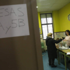 Una mesa electoral en comicios recientes. FERNANDO OTERO