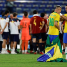 Los jugadores brasileños Richarlison (2d) y Diego Carlos (d) celebran tras vencer a España en la final de fútbol masculino. FERNANDO BIZERRA