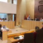 El alcalde se dirigió ayer hacia los tres ex ediles de C’s (al fondo) como no adscritos. secundino pérez