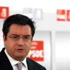 El secretario general del PSOE, Óscar López, durante las declaraciones que realizó ayer.