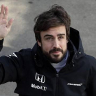 Fernando Alonso saluda durante los ensayos de finales de febrero en el circuito de Montmeló, antes de sufrir el accidente.