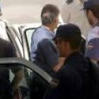 Agentes de la policía escoltan a uno de los empresarios imputados a su llegada al juzgado marbellí