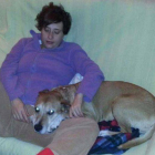La enfermera Teresa R. R., contagiada de ébola, en compañía de su perro 'Excalibur'.