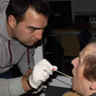 Los miembros de la ARMH toman muestras de ADN a una mujer ayer en Valderas.