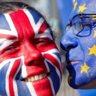 Dos activistas con las caras pintadas con la bandera británica y la de la Unión Europea participan en una manifestación contra el  brexit en Bruselas.