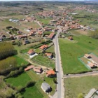 Vista aérea de la localidad de Sariegos, donde se ubica el Ayuntamiento y el nuevo polideportivo.