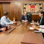 El presidente de la DO Bierzo, ayer con el alcalde y sus concejales. DL