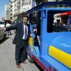 Joaquín Otero posa en la plaza Fernando Miranda de la capital del Bierzo