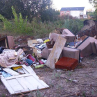 Montón de basura acumulada en las inmediaciones del colegio y del centro médico