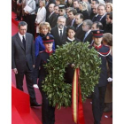 Miembros de la Policía Municipal, bomberos y servicios sanitarios, durante el homenaje a las víctima