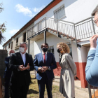 Las autoridades frente al edificio acondicionado. ANA F. BARREDO