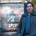 Agustí Villaronga, el pasado mes de enero en Barcelona, junto a un cartel de su película 'Pa negre'.