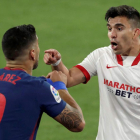 Luis Suárez y Acuña, autor del gol del Sevilla, discuten tras una acción del partido. JULIO MUÑOZ