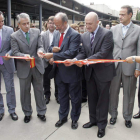 José Rolando, Mariano Gredilla, Javier León de la Riva, Jesús Julio Carnero, Cecilio Vadillo y Jesús Terciado, en el corte de la cinta.