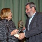 Cándido Méndez entrega a Josefina Aldecoa el Premio Julián Besteiro