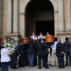 Los féretros de un padre, una madre y dos de sus hijos fallecidos ayer en el barranco de Hoyos (Jerte, Cáceres) cuando practicaban barranquismo,