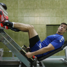 Mikel Aguirrezabalaga trabaja duro en el gimnasio para estar a tope el sábado.