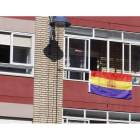 Una de las banderas mostradas ayer en las ventanas. RAMIRO