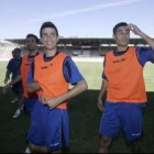 Gorka, Fuentes y Rubén Vega se disponen a abandonar el Juan Rojas después del entrenamiento de ayer