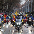 Los participantes en la concentración motera Pingüinos durante su ya tradicional desfile de banderas por las calles de la ciudad. R. GARCÍA