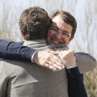 El presidente nacional del Partido Popular, Pablo Casado abraza al presidente autonómico Alfonso Fernández Mañueco tras su intervención en un acto público del partido en León.