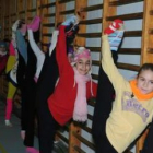 Las gimnastas entrenan en el mismo pabellón con bufandas, gorros y cazadoras para evitar el frío.