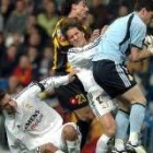 Casillas consigue hacerse con un balón entre una nube de jugadores con Salgado, Pavón y Dani