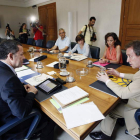 Los representantes portugueses, con el consejero de Presidencia, De Santiago-Juárez, ayer, en la reunión celebrada en Valladolid.