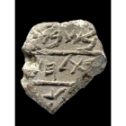 Un sello de arcilla con la inscripción ‘Bat Lejem’; a la derecha, biblia germánico-latina.