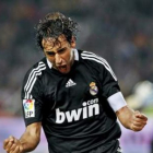 Raúl González celebra su gol, el segundo del equipo madridista durante el último partido ante el Esp