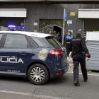 Varios policías, en las inmediaciones de la vivienda.